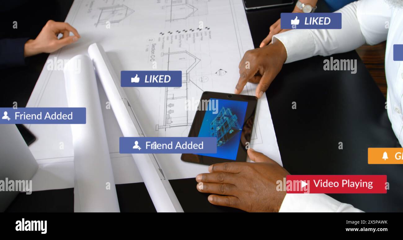 Image d'icônes de médias sociaux contre une section médiane de gens d'affaires discutant sur un plan Banque D'Images