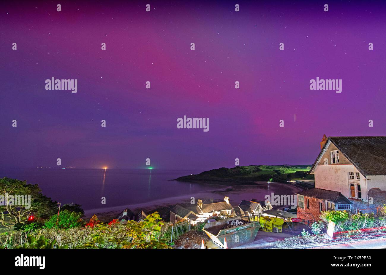 Swansea, Royaume-Uni. 11 mai 2024. Les aurores boréales se sont montrées dans le ciel clair de nuit au-dessus de Langland Bay près de Swansea ce soir. Une des tempêtes géomagnétiques les plus fortes depuis des années frappe actuellement la terre, ce qui augmente les chances de voir les aurores boréales. Crédit : Phil Rees/Alamy Live News Banque D'Images