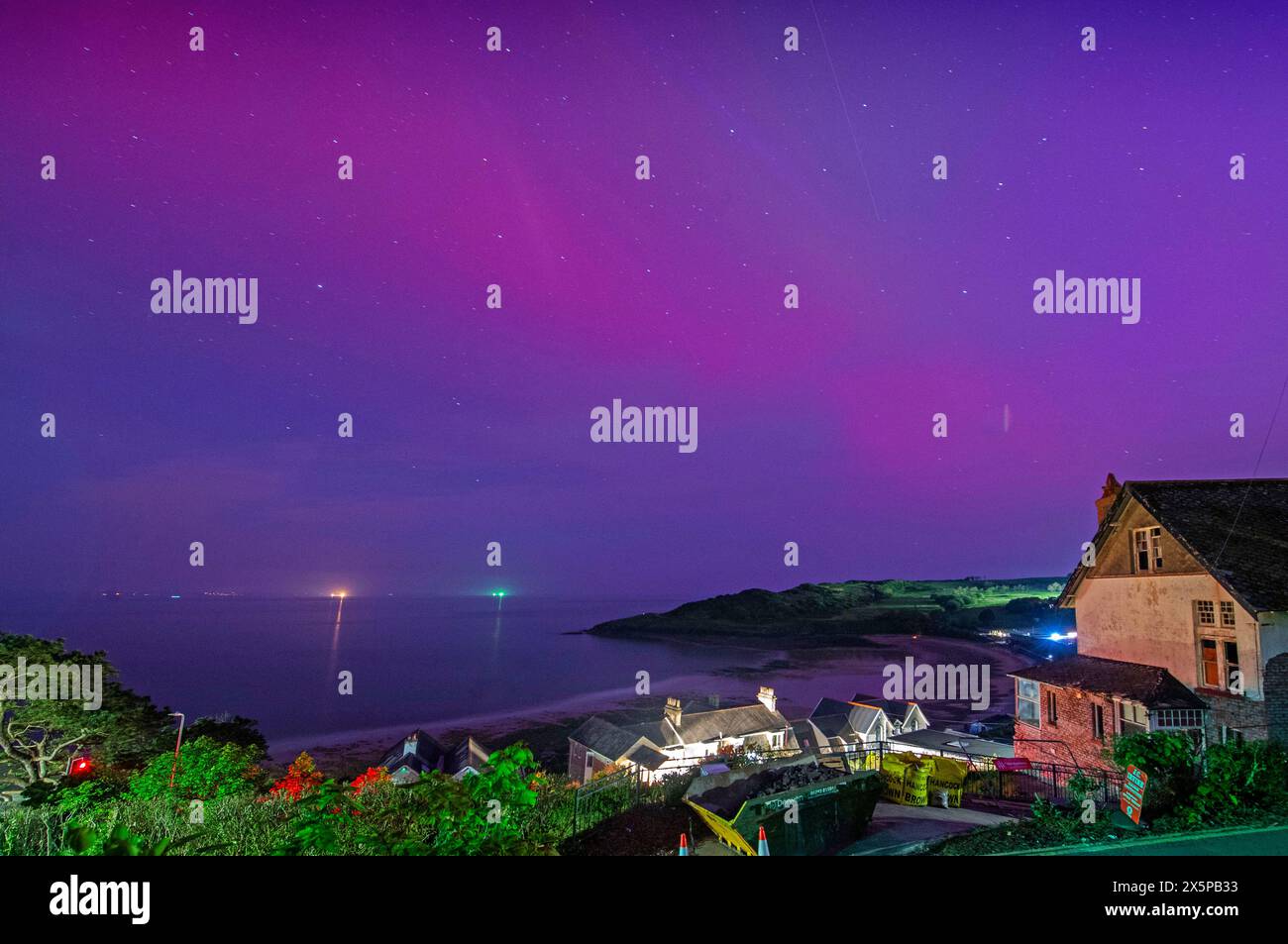 Swansea, Royaume-Uni. 11 mai 2024. Les aurores boréales se sont montrées dans le ciel clair de nuit au-dessus de Langland Bay près de Swansea ce soir. Une des tempêtes géomagnétiques les plus fortes depuis des années frappe actuellement la terre, ce qui augmente les chances de voir les aurores boréales. Crédit : Phil Rees/Alamy Live News Banque D'Images