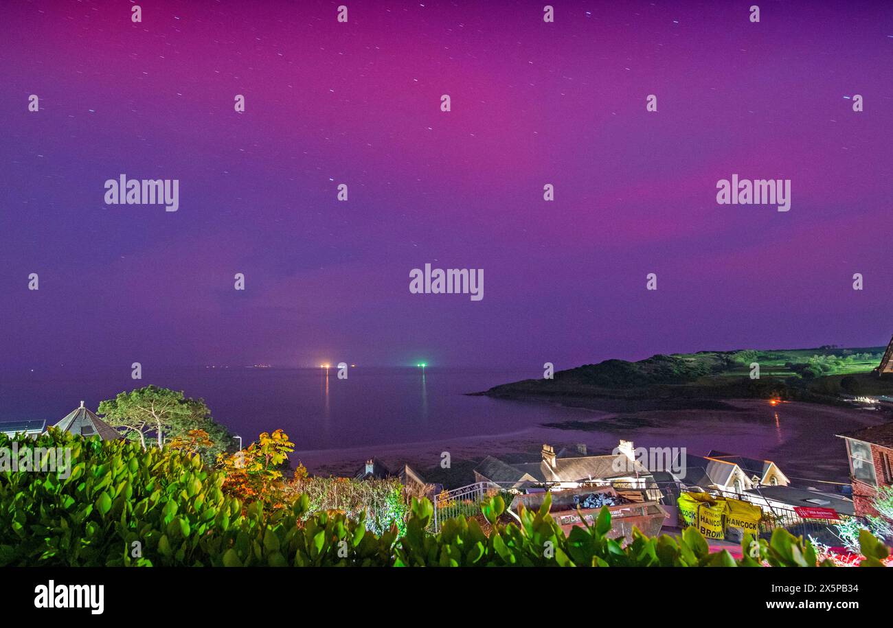 Swansea, Royaume-Uni. 11 mai 2024. Les aurores boréales se sont montrées dans le ciel clair de nuit au-dessus de Langland Bay près de Swansea ce soir. Une des tempêtes géomagnétiques les plus fortes depuis des années frappe actuellement la terre, ce qui augmente les chances de voir les aurores boréales. Crédit : Phil Rees/Alamy Live News Banque D'Images