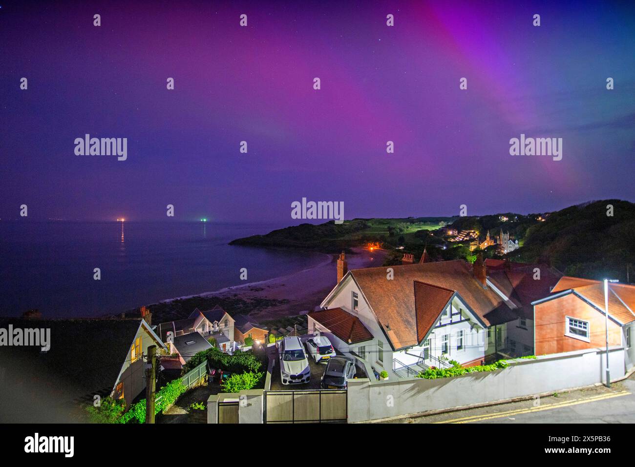Swansea, Royaume-Uni. 11 mai 2024. Les aurores boréales se sont montrées dans le ciel clair de nuit au-dessus de Langland Bay près de Swansea ce soir. Une des tempêtes géomagnétiques les plus fortes depuis des années frappe actuellement la terre, ce qui augmente les chances de voir les aurores boréales. Crédit : Phil Rees/Alamy Live News Banque D'Images