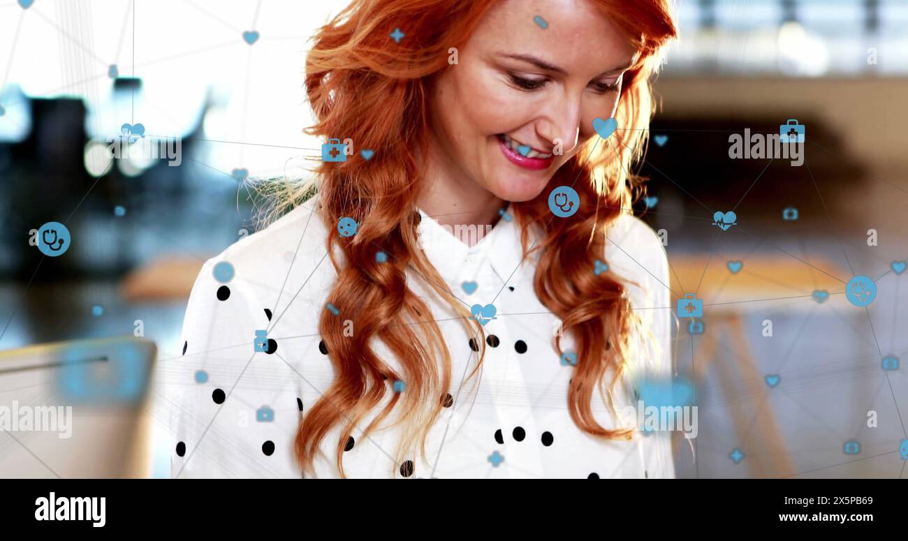 Image d'icônes connectées sur une femme caucasienne souriante discutant à l'aide d'un smartphone Banque D'Images