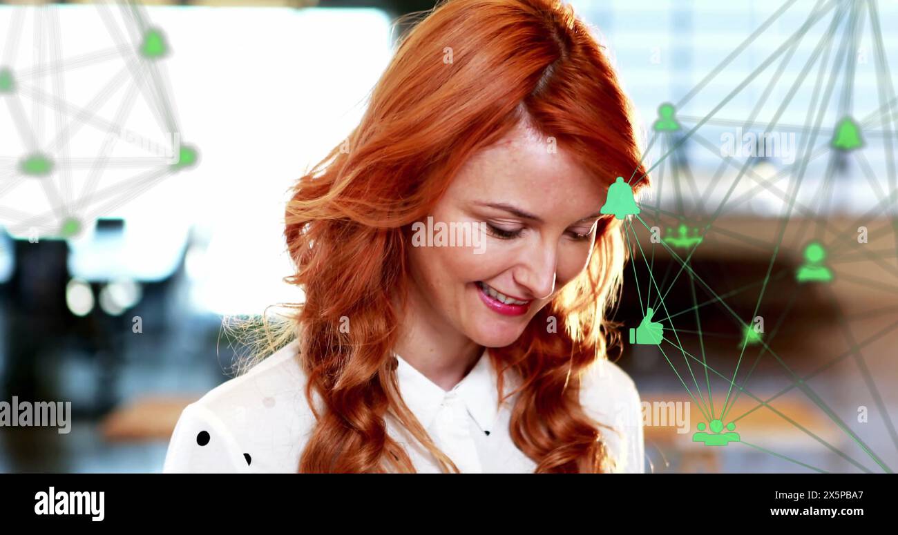 Image de globes d'icônes connectées, femme caucasienne souriante discutant à l'aide d'un smartphone Banque D'Images