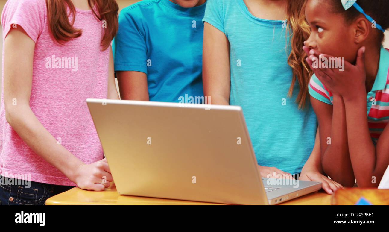 Image des icônes de l'école au-dessus de divers écoliers et enseignants dans la salle de classe Banque D'Images