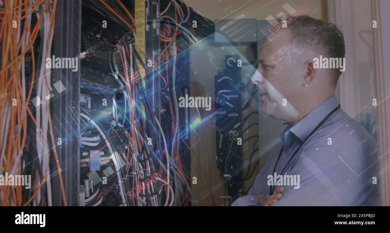 Homme caucasien d'âge moyen, chef, examinant l'équipement du serveur Banque D'Images
