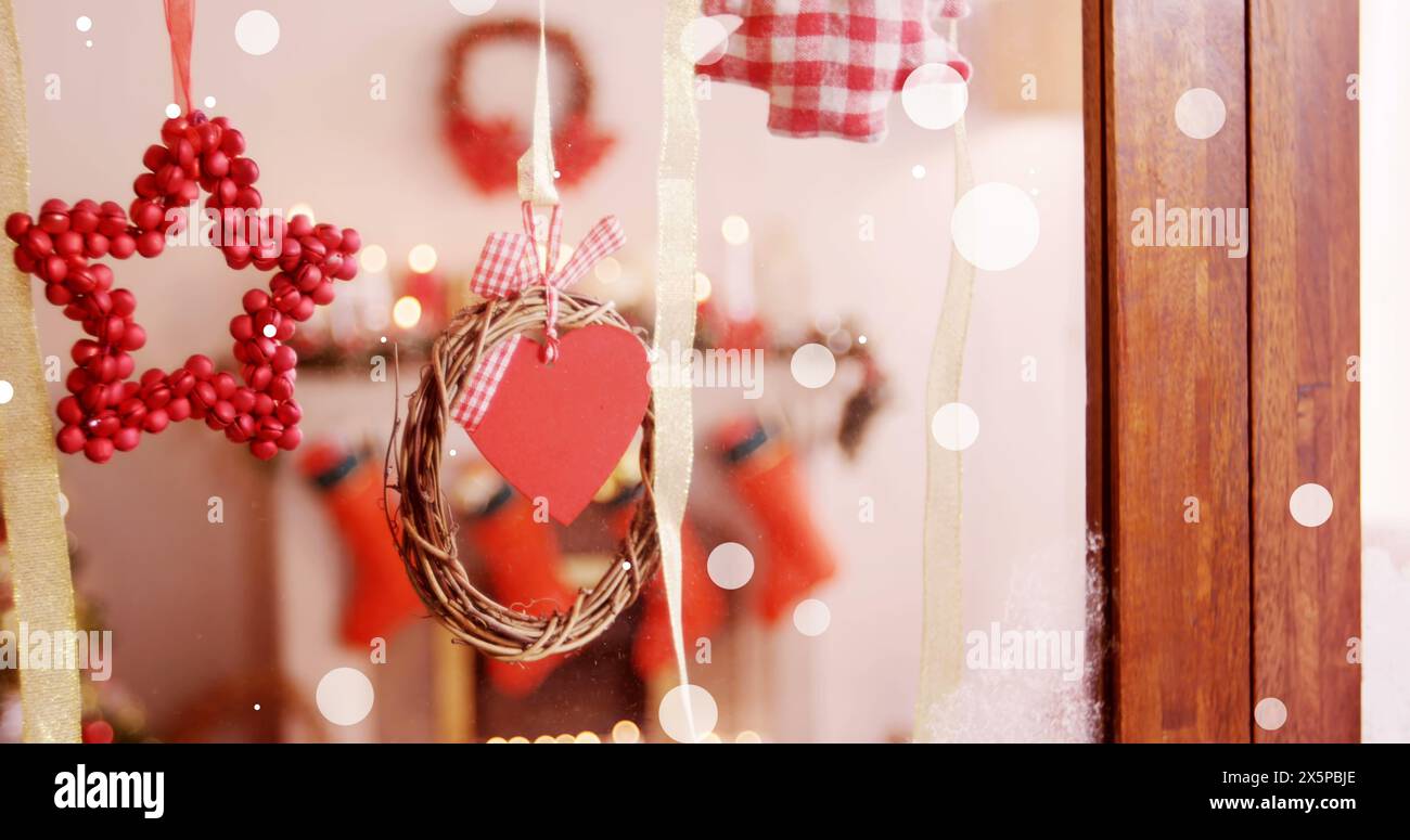 Étoiles rouges et décorations de coeur suspendues sur la porte en verre Banque D'Images