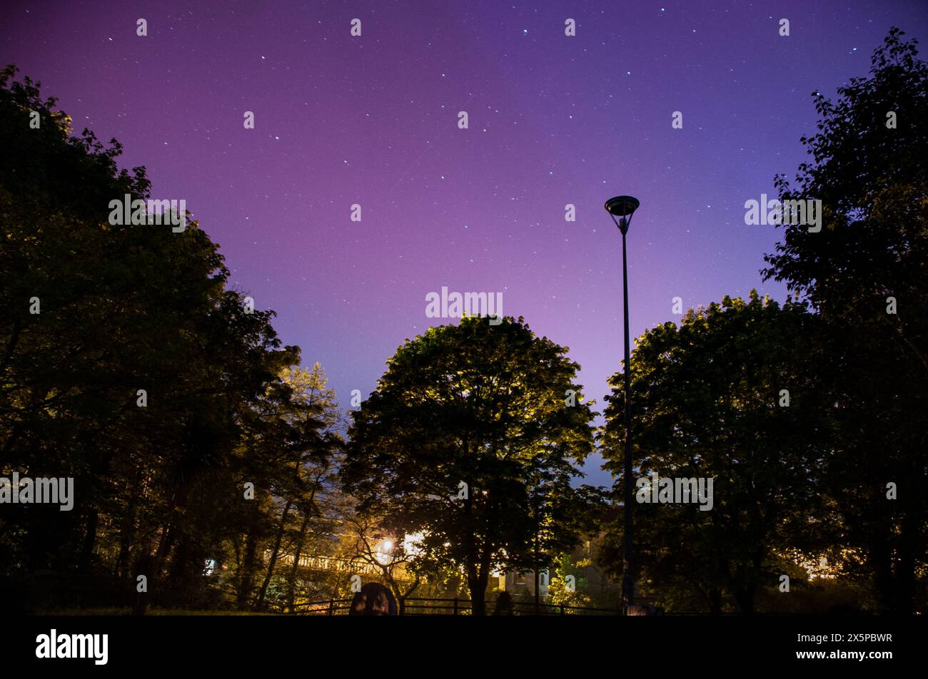 10 mai, 2024.Northern Lights illuminant le ciel irlandais vendredi et étaient visibles depuis minuit. Capturé dans la ville de Newport, comté de Tipperary. Crédit : Karlis Dzjamko/Alamy Live News Banque D'Images