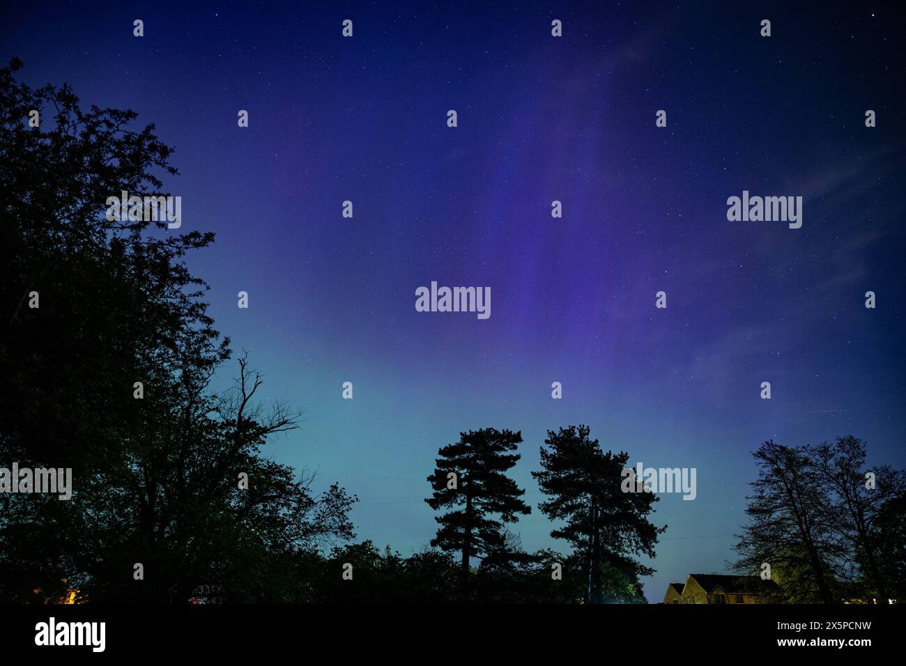 Londres, Royaume-Uni. 11 mai 2024. Météo britannique – les aurores boréales (aurores boréales) sont vues au-dessus de Northwood, dans le nord-ouest de Londres. Les tempêtes géomagnétiques les plus fortes depuis des années frappent la terre et la National Oceanic and Atmospheric Administration des États-Unis a émis un rare avertissement de tempête solaire. De telles tempêtes augmentent les chances de voir les aurores boréales, causées par des particules chargées du soleil heurtant les gaz dans l'atmosphère terrestre. Les atomes d'oxygène brillent en vert - la couleur la plus souvent vue dans les aurores boréales, tandis que les atomes d'azote émettent du violet, du bleu et du rose. Credit : Stephen Chung / Alamy Live News Banque D'Images