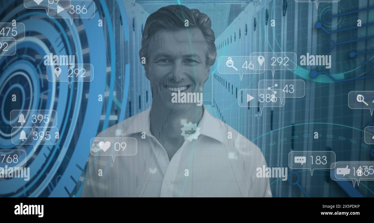 Homme caucasien d'âge moyen debout, superposition de données numériques Banque D'Images