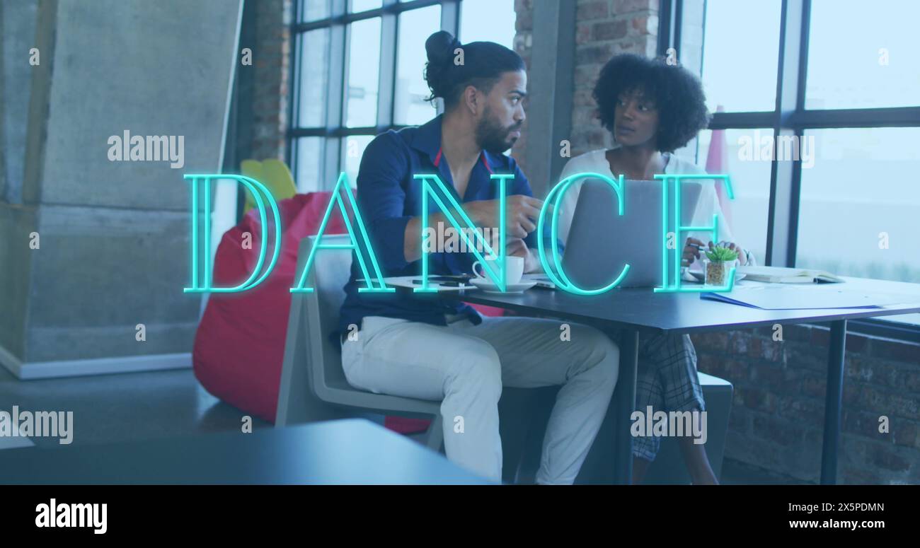 Image de texte de danse sur divers gens d'affaires à l'aide d'un ordinateur portable Banque D'Images