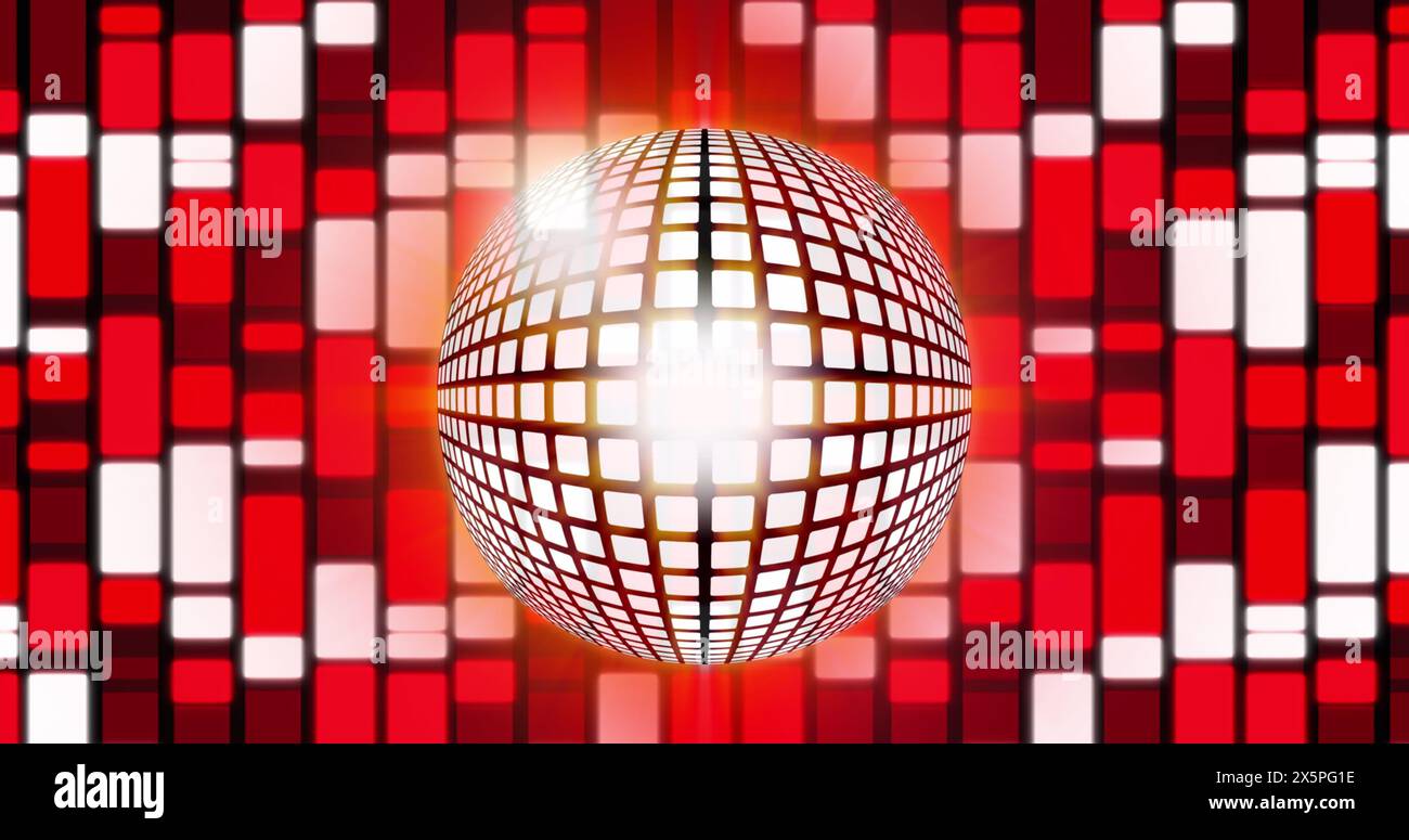Image d'une boule miroir disco tournant sur des rectangles rouges Banque D'Images