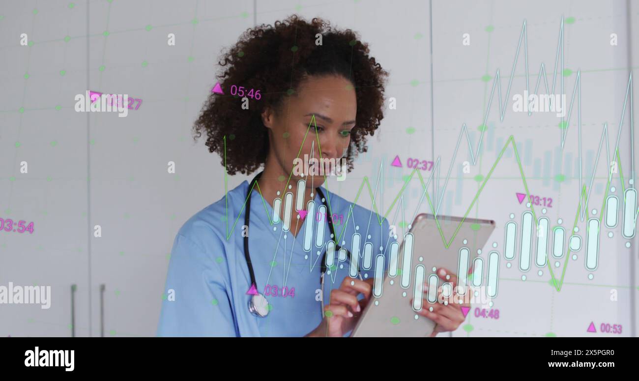 Image du traitement des données sur le médecin afro-américain utilisant la tablette Banque D'Images