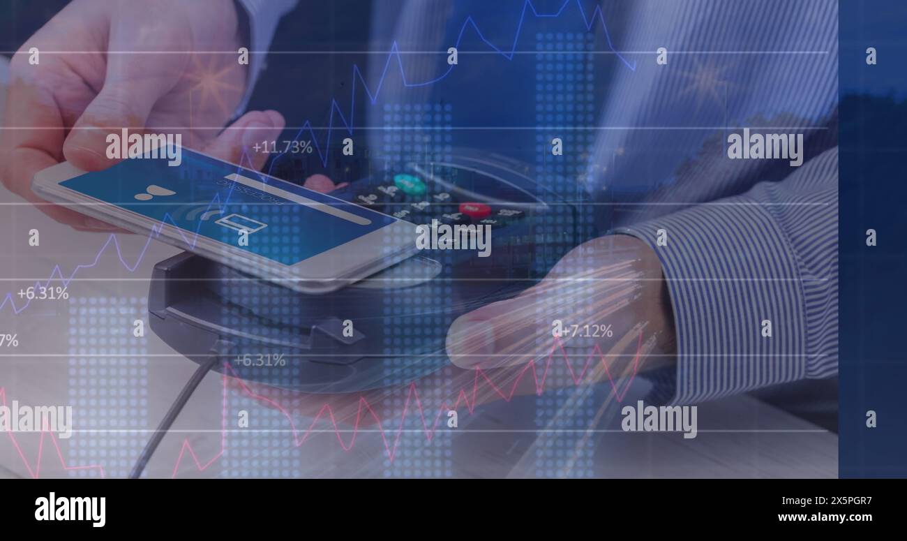 Image du traitement des données financières par l'homme avec un smartphone et un terminal de paiement Banque D'Images