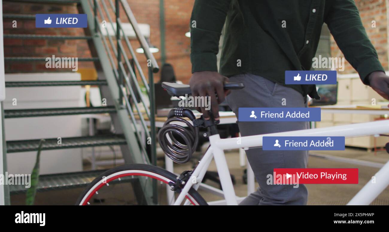 Image des icônes des médias sociaux et des numéros sur l'homme afro-américain marchant avec le vélo Banque D'Images