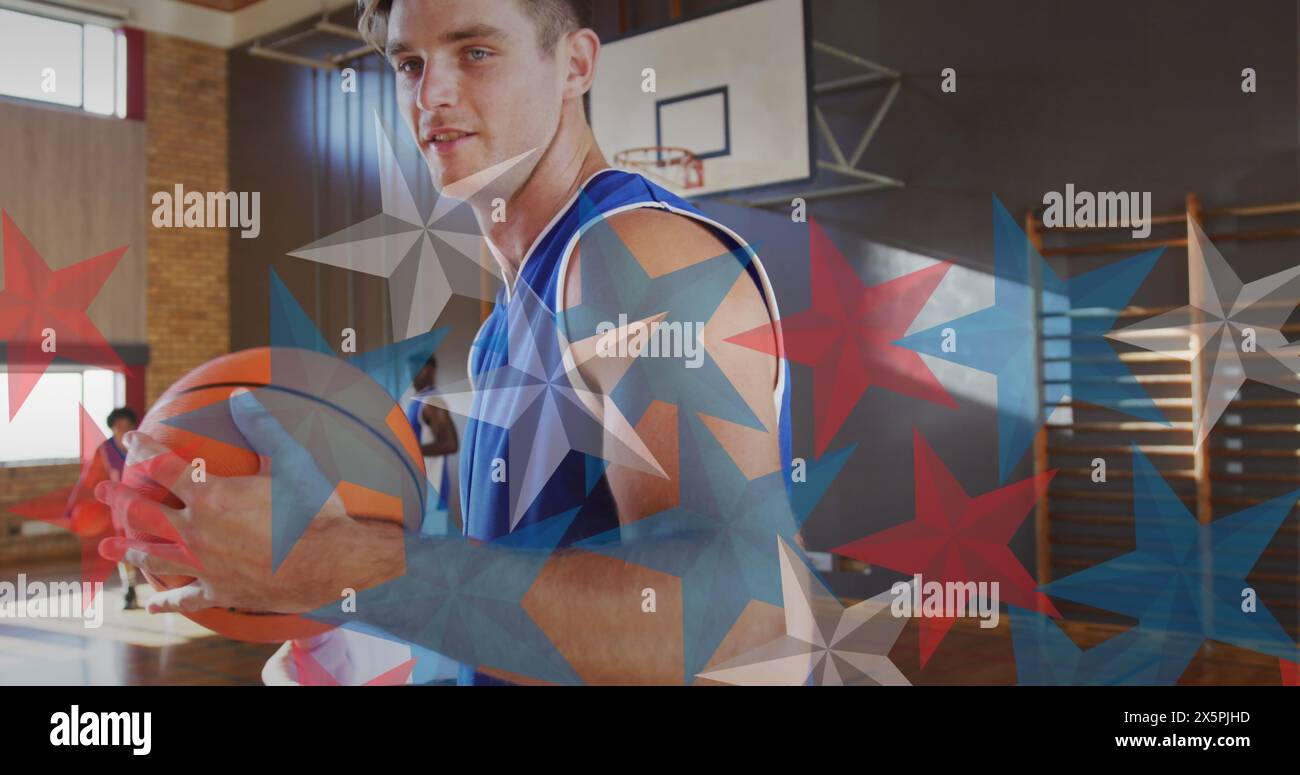 Fan caucasien tenant le basket-ball, portant un maillot bleu et blanc Banque D'Images