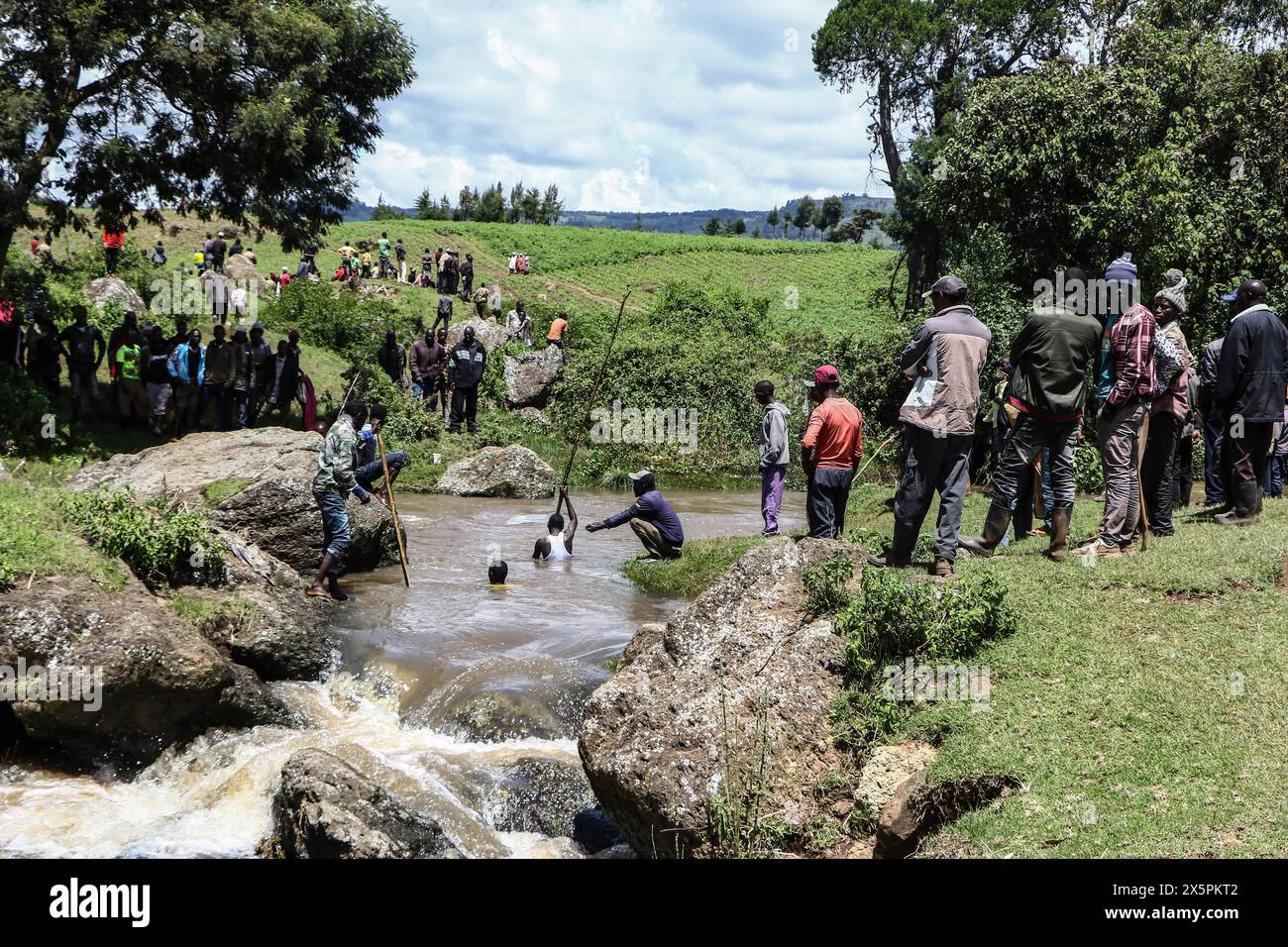 Nakuru, Kenya. 10 mai 2024. Des plongeurs locaux recherchent les corps de deux jeunes sœurs qui se sont noyées lorsqu’elles ont tenté de traverser une rivière Njoro enflée dans le village de Ketiro, dans le comté de Nakuru. Leurs morts tragiques s’ajoutent au bilan d’au moins 230 personnes qui ont perdu la vie à la suite de fortes pluies qui ont provoqué des inondations à grande échelle au Kenya. Crédit : SOPA images Limited/Alamy Live News Banque D'Images