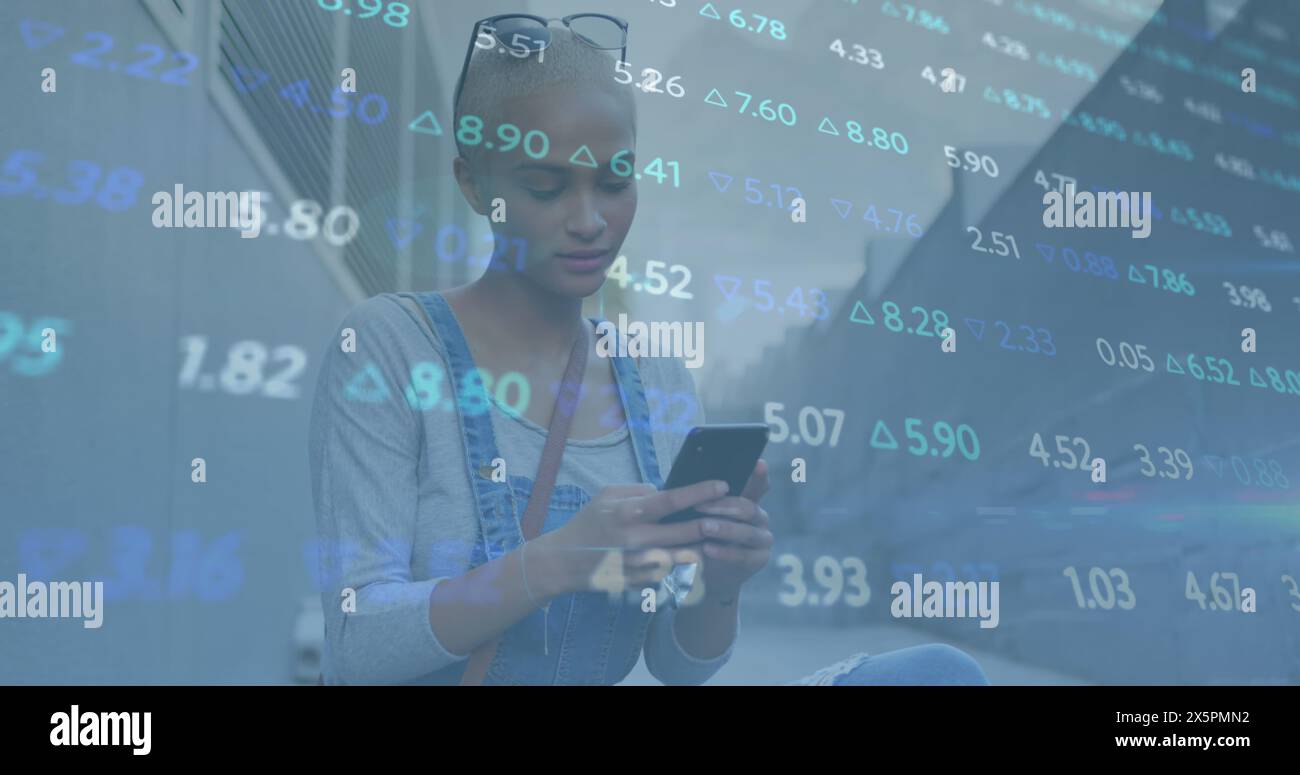 Image de tableau de trading multicolore sur cheveux courts femme biraciale discutant à l'aide d'un téléphone portable Banque D'Images