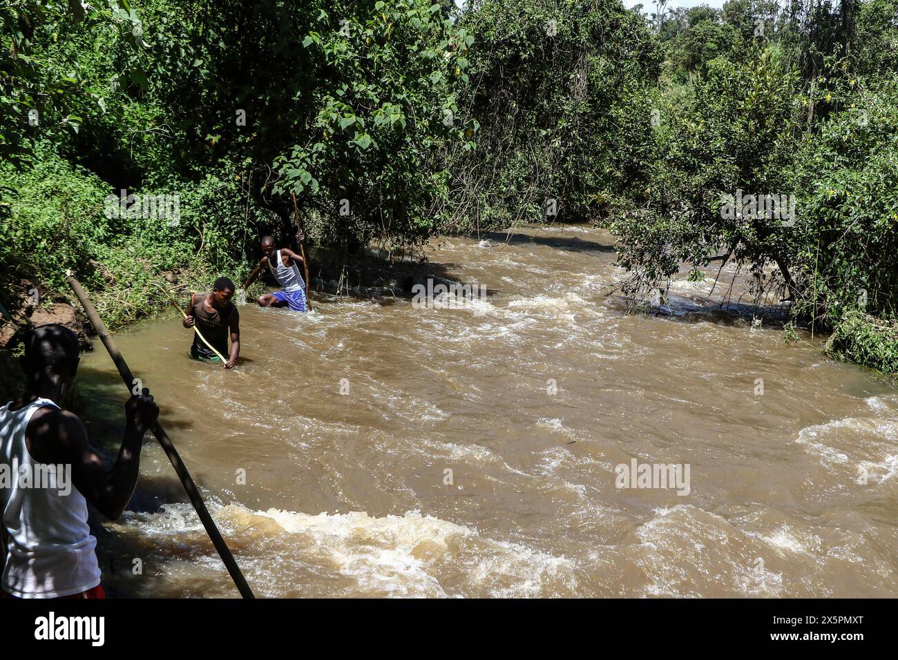 Nakuru, Kenya. 10 mai 2024. Des plongeurs locaux recherchent les corps de deux jeunes sœurs qui se sont noyées lorsqu’elles ont tenté de traverser une rivière Njoro enflée dans le village de Ketiro, dans le comté de Nakuru. Leurs morts tragiques s’ajoutent au bilan d’au moins 230 personnes qui ont perdu la vie à la suite de fortes pluies qui ont provoqué des inondations à grande échelle au Kenya. Crédit : SOPA images Limited/Alamy Live News Banque D'Images