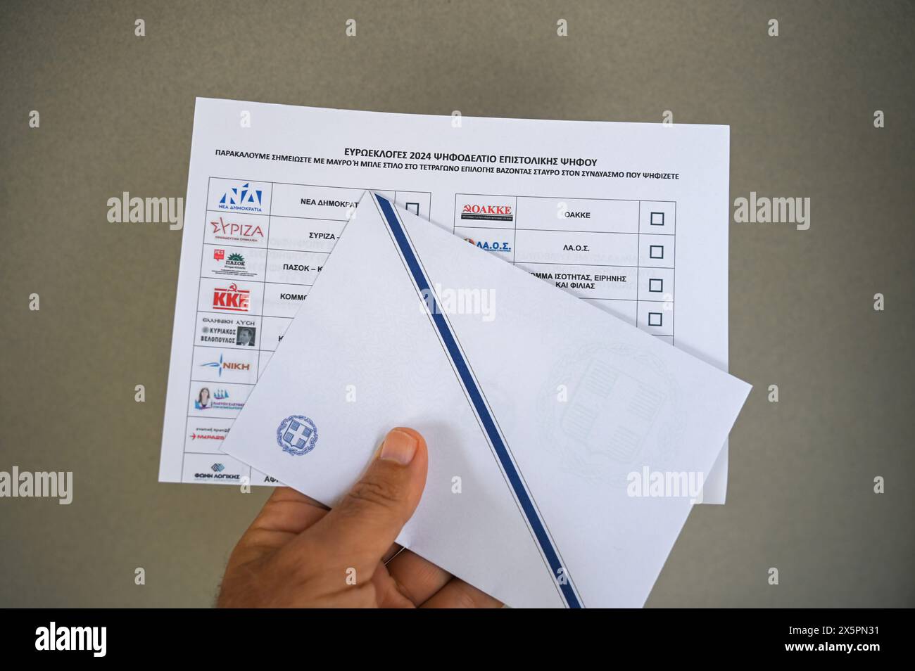 Athènes, Grèce. 10 mai 2024. Un électeur détient un bulletin de vote postal et une enveloppe pour les prochaines élections européennes. Environ 200 000 Grecs résidant en Grèce et 127 pays à l'étranger se sont inscrits pour le vote par correspondance qui est mis en œuvre pour la première fois lors d'une élection en Grèce. (Crédit image : © Dimitris Aspiotis/Pacific Press via ZUMA Press Wire) USAGE ÉDITORIAL SEULEMENT! Non destiné à UN USAGE commercial ! Crédit : ZUMA Press, Inc/Alamy Live News Banque D'Images