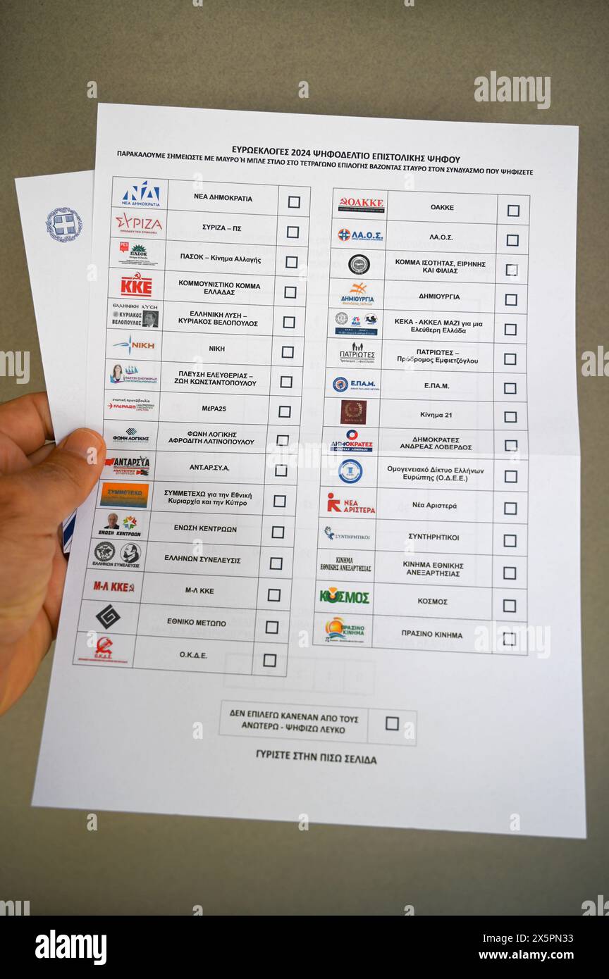 Athènes, Grèce. 10 mai 2024. Un électeur détient un bulletin de vote postal et une enveloppe pour les prochaines élections européennes. Environ 200 000 Grecs résidant en Grèce et 127 pays à l'étranger se sont inscrits pour le vote par correspondance qui est mis en œuvre pour la première fois lors d'une élection en Grèce. (Crédit image : © Dimitris Aspiotis/Pacific Press via ZUMA Press Wire) USAGE ÉDITORIAL SEULEMENT! Non destiné à UN USAGE commercial ! Crédit : ZUMA Press, Inc/Alamy Live News Banque D'Images