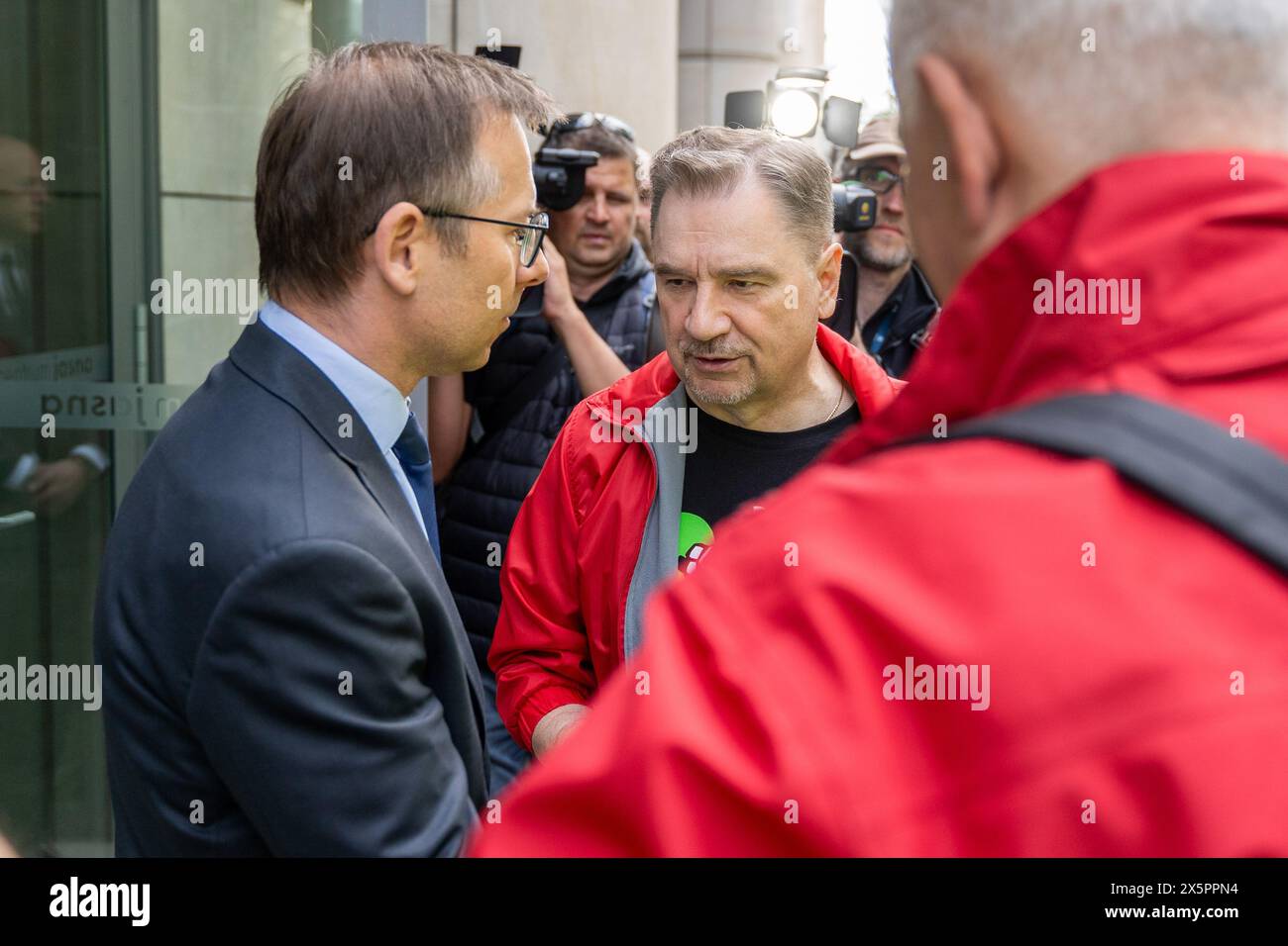 Piotr Duda (leader de Solidarnosc) s'entretient avec le représentant de la Commission européenne en Pologne, lors de la manifestation des agriculteurs. Les syndicats polonais, les agriculteurs et les opposants au gouvernement pro-Union européenne de Polandís se sont réunis dans le centre de Varsovie pour protester contre le Green Deal européen de Unionís et les politiques climatiques. La marche a été organisée par le syndicat autonome indépendant Solidarnosc (NSZZ Solidarnosc) représentant les intérêts des agriculteurs, qui s'opposent fermement aux politiques climatiques de EUís, et par le parti d'opposition conservateur national droit et Justice. (Photo de Marek Antoni Iwanczuk Banque D'Images