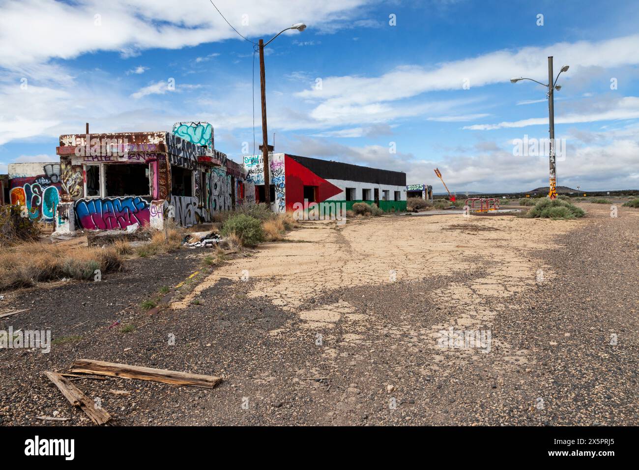 Un poste de traite fermé qui servait autrefois aux voyageurs de la route 66 est contourné par l'Interstate 40 à Twin Arrows, Arizona. Situé à l'est de Flagstaff, la rue Banque D'Images