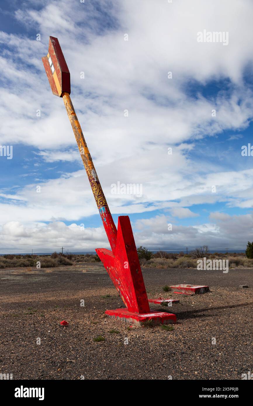 Seule l'une des deux flèches qui marquent l'emplacement du poste de traite Twin Arrows reste. Situé à l'est de Flagstaff, la marque jumelle jaune vif Banque D'Images