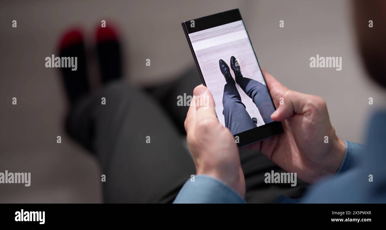 Homme essayant des baskets virtuelles dans Shop ou Store AR App Banque D'Images Homme essayant des baskets virtuelles dans Shop ou Store AR App Banque D'Images