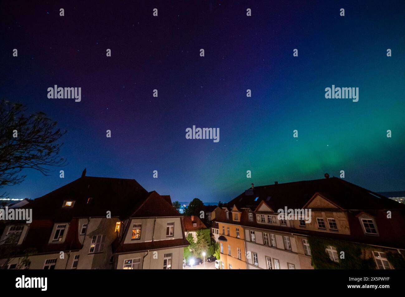 10.05.2024 Weimar : Stark ausgeprägte Polarlichter Aurora borealis waren am gegen Mitternacht bis nach Mittelthüringen hier in Weimar zu sehen. *** 10 05 2024 Weimar de fortes aurores boréales ont pu être vues aussi loin que le centre de la Thuringe ici à Weimar vers minuit Banque D'Images