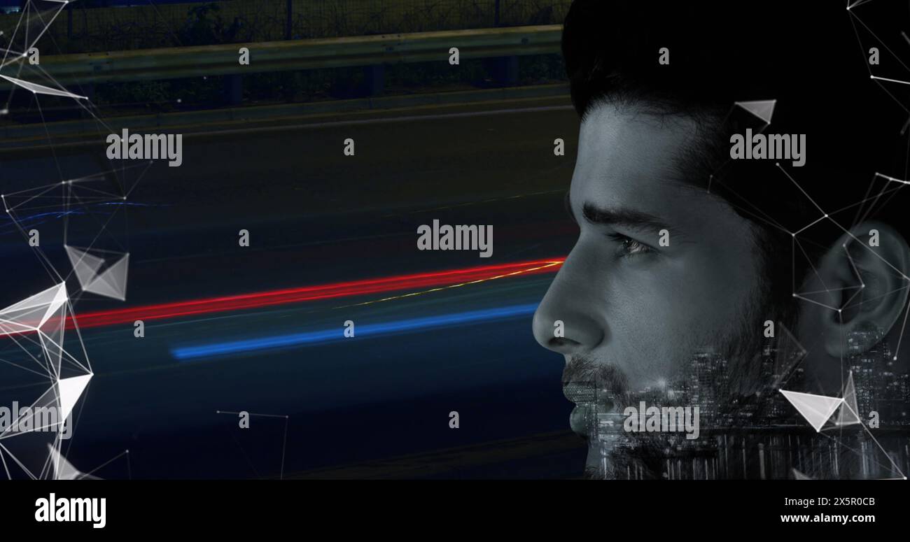 Homme caucasien avec les cheveux foncés et la barbe se tient devant la nuit paysage urbain Banque D'Images