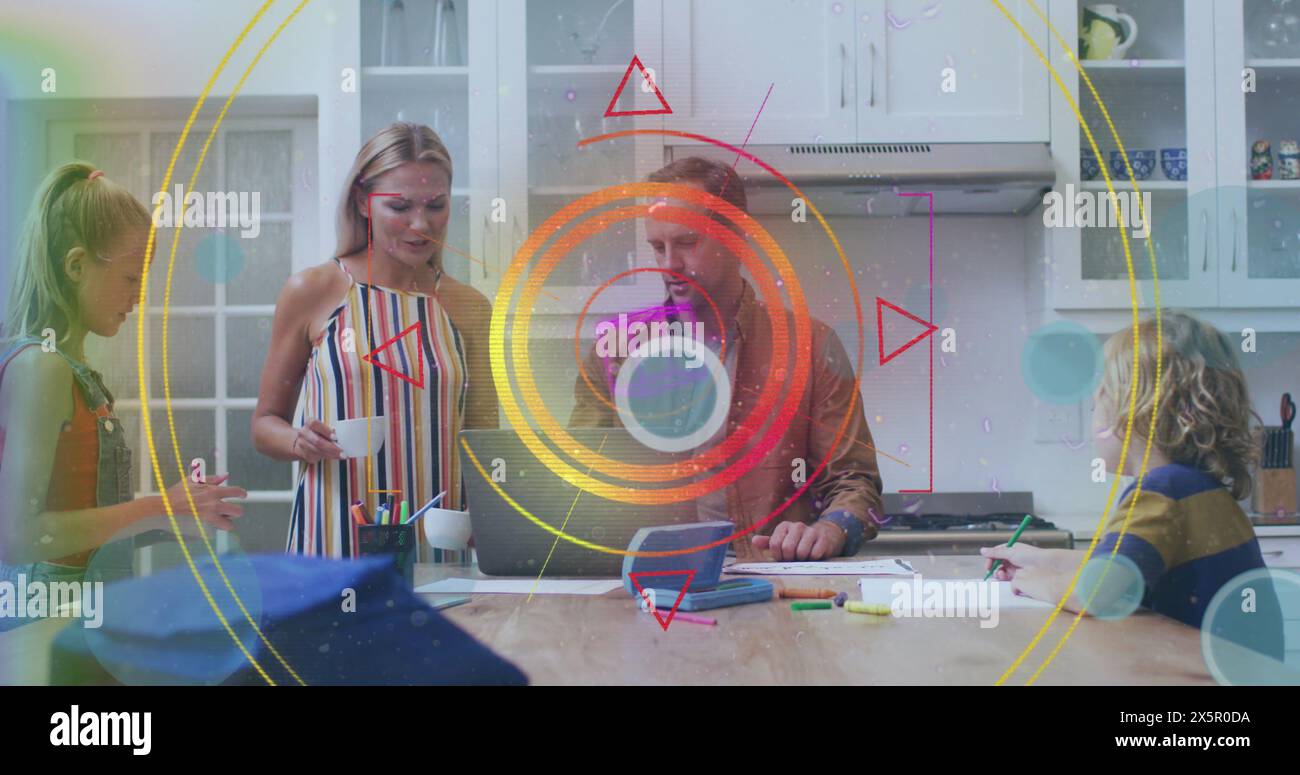 Famille caucasienne avec deux filles et parents sont dans la cuisine Banque D'Images