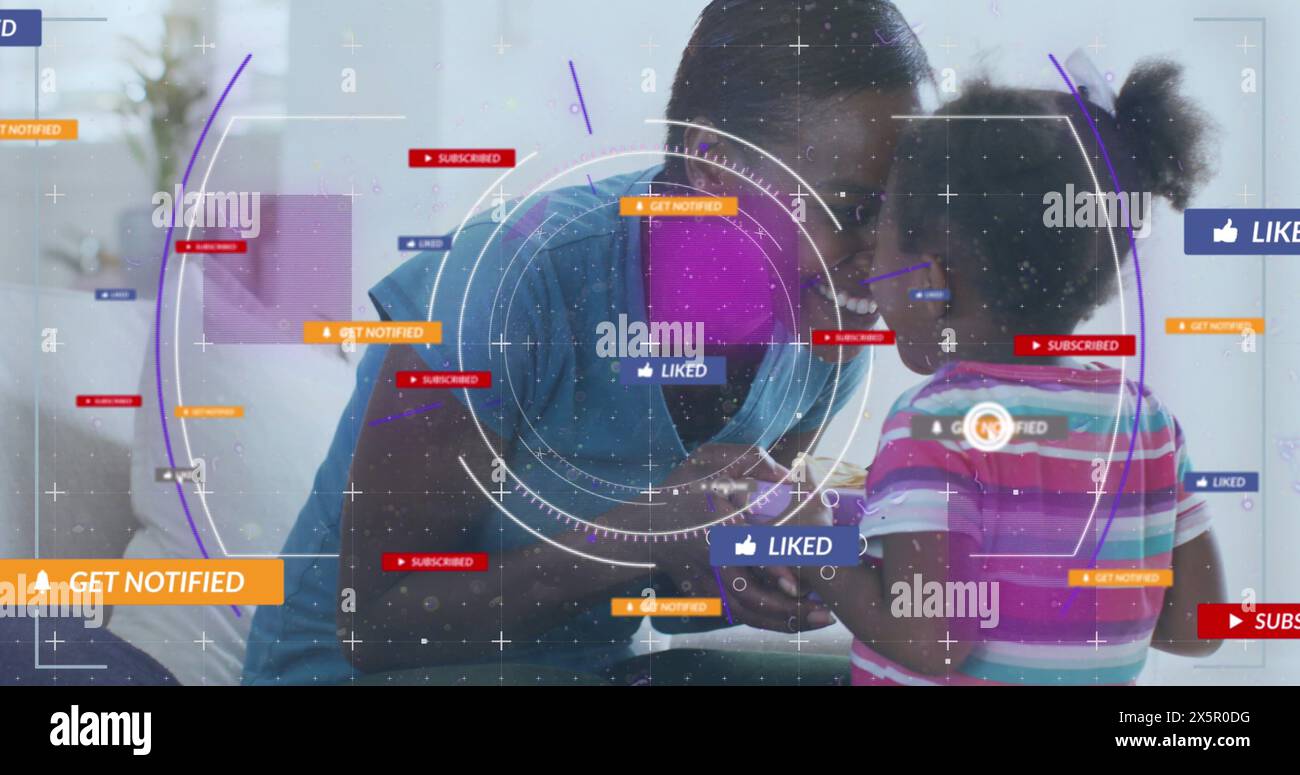 Mère noire et enfant, les deux avec les cheveux foncés, voir la tablette Banque D'Images