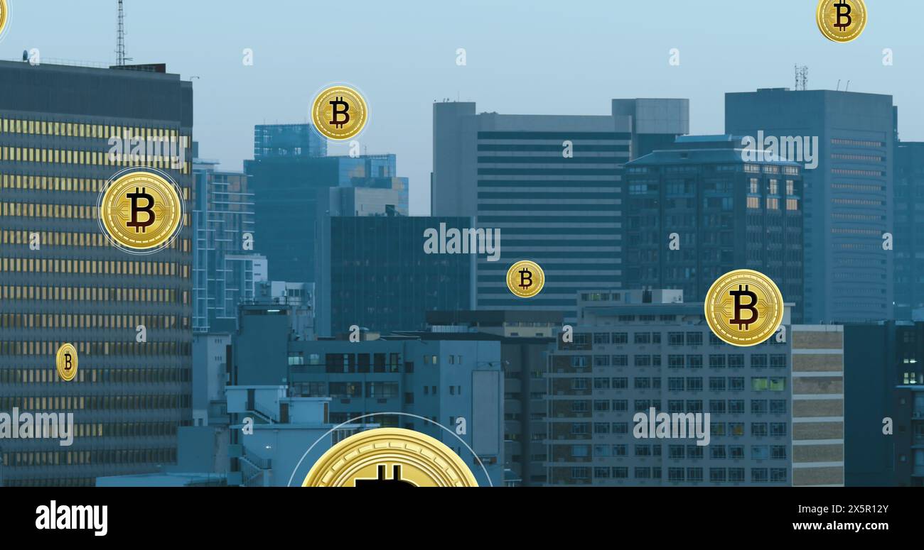 Image de bitcoins se déplaçant au-dessus de la vue aérienne de la ville moderne contre le ciel Banque D'Images