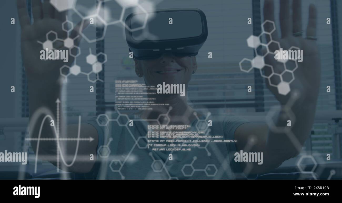 Image du traitement des données sur femme d'affaires caucasienne utilisant le casque vr dans le bureau Banque D'Images