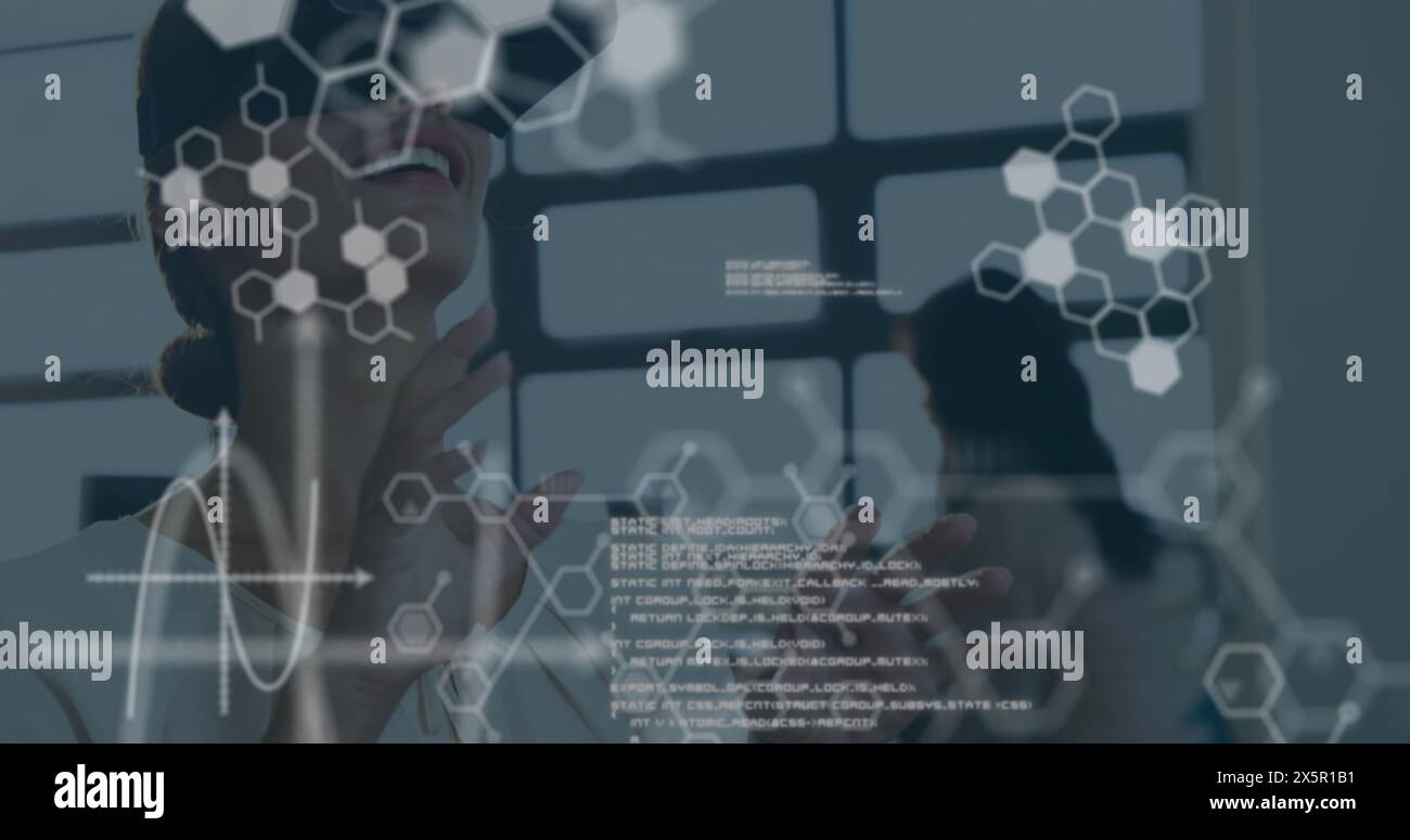 Image du traitement des données sur une femme caucasienne avec casque vr Banque D'Images