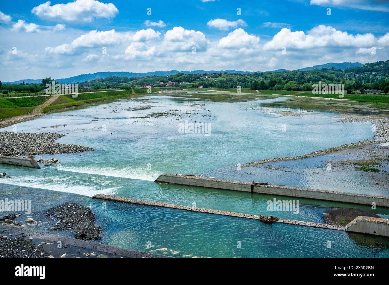 Travaux d'ingénierie fluviale pour la protection contre les inondations et les projets hydrauliques et de remise en état de la rivière Agno Guà dans les municipalités de Trissino et Arzign Banque D'Images