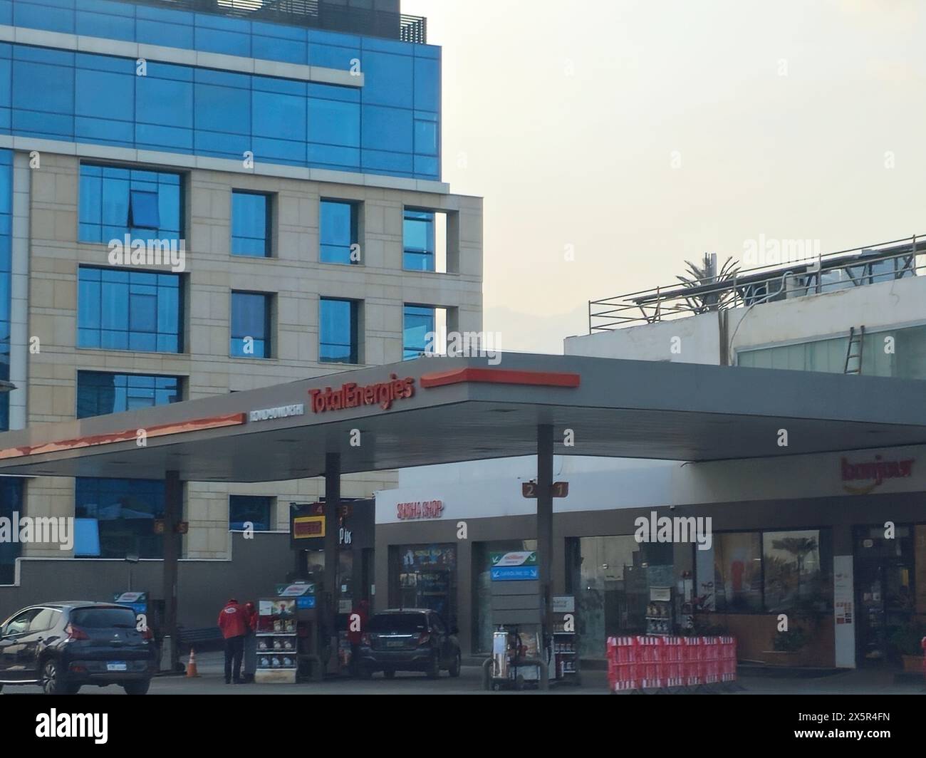 Le Caire, Egypte, mars 29 2024 : station de gaz et de pétrole de total Energies, TotalEnergies se est une multinationale française intégrée de l'énergie et du pétrole Banque D'Images