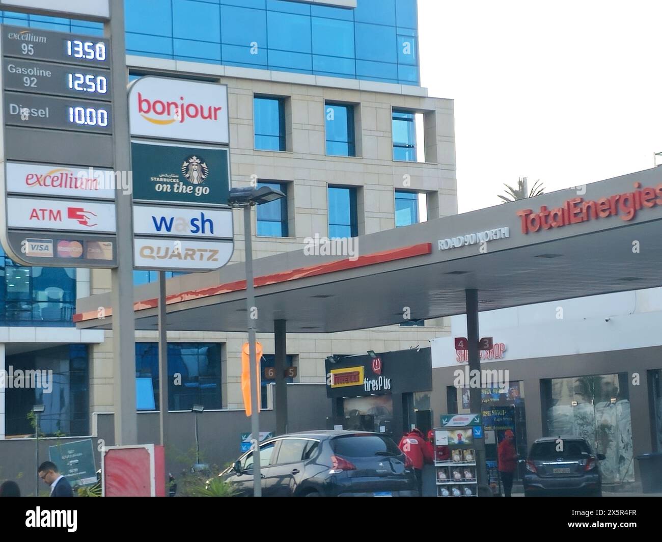Le Caire, Egypte, mars 29 2024 : station de gaz et de pétrole de total Energies, TotalEnergies se est une multinationale française intégrée de l'énergie et du pétrole Banque D'Images