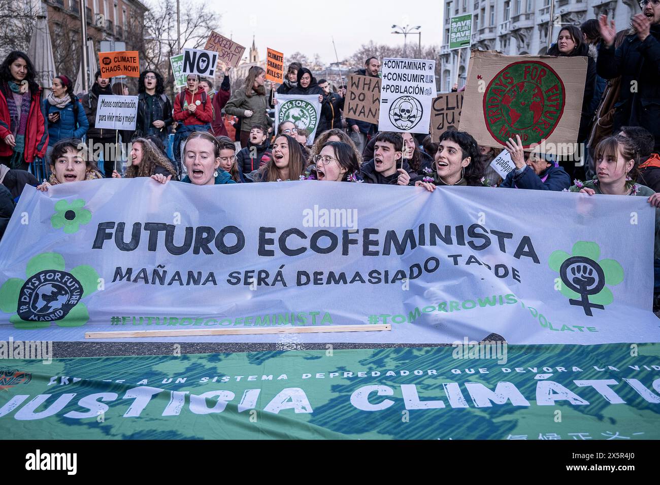Manifestation des jeunes pour le climat du mouvement Fridays for future protestant contre la crise climatique devant le Congrès des députés (Congreso d Banque D'Images