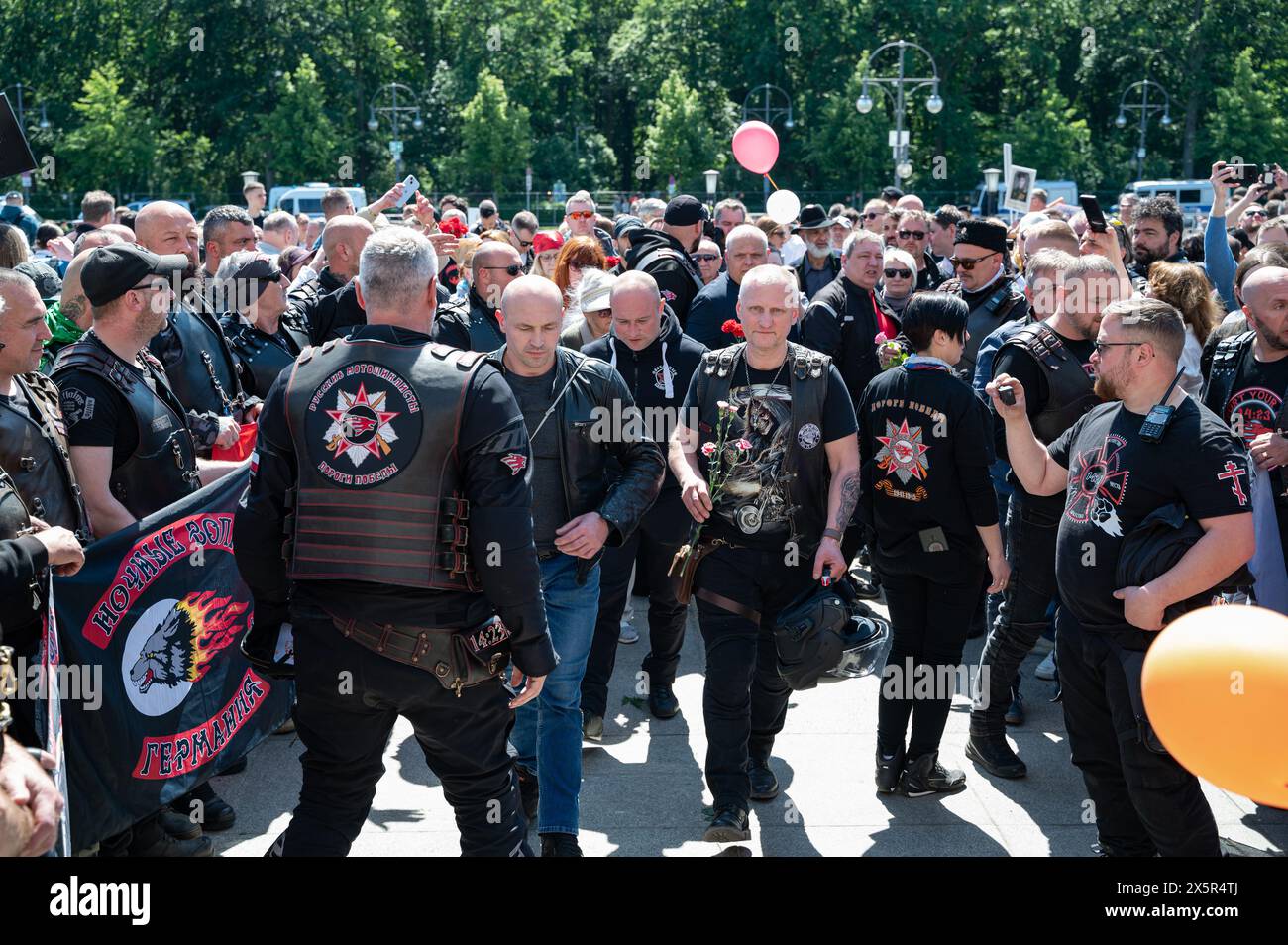 09.05.2024, Berlin, Allemagne, Europe - des membres et des partisans du club de motards pro-Poutine 'Night Wolves' déposent des fleurs au Mémorial soviétique. Banque D'Images