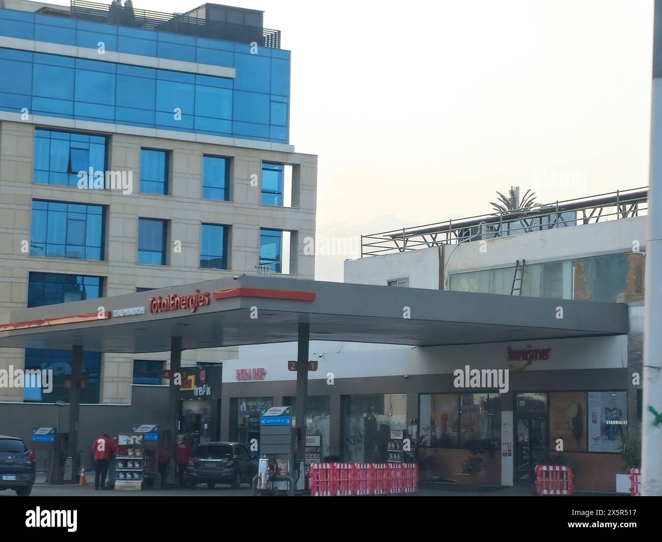 Le Caire, Egypte, mars 29 2024 : station de gaz et de pétrole de total Energies, TotalEnergies se est une multinationale française intégrée de l'énergie et du pétrole Banque D'Images
