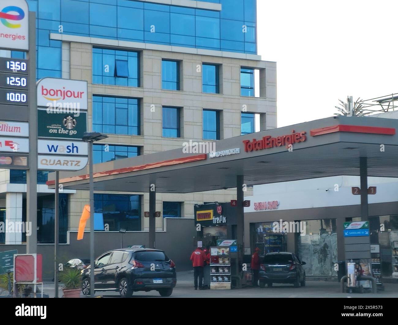 Le Caire, Egypte, mars 29 2024 : station de gaz et de pétrole de total Energies, TotalEnergies se est une multinationale française intégrée de l'énergie et du pétrole Banque D'Images
