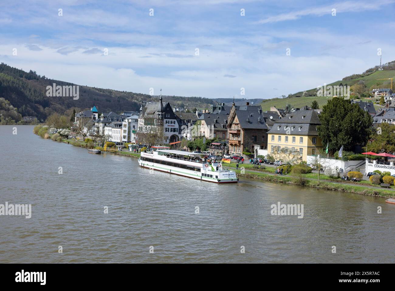 Bateau d'excursion ancré sur la promenade au bord de la rivière devant une rangée de maisons à colombages pittoresques, Traben-Trarbach, Rhénanie-Palatinat Banque D'Images