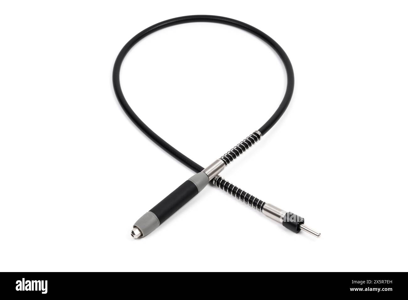 Accessoire d'arbre flexible soigneusement enroulé sur un fond blanc. Extension d'outil polyvalente pour mini-perceuses, idéale pour les projets de bricolage complexes et la précision Banque D'Images