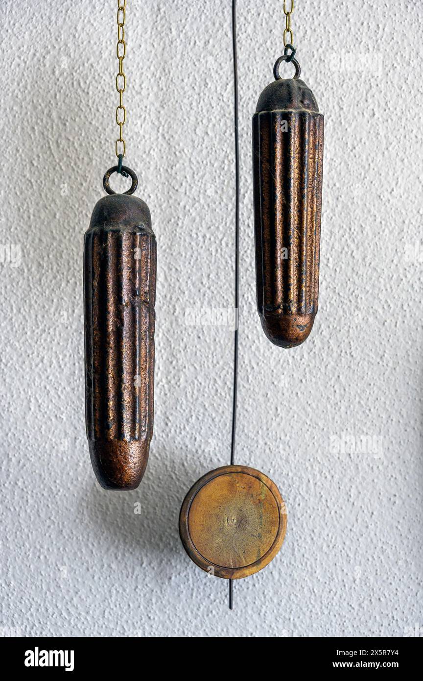 Poids et pendule d'une vieille horloge à pendule, Allemagne Banque D'Images