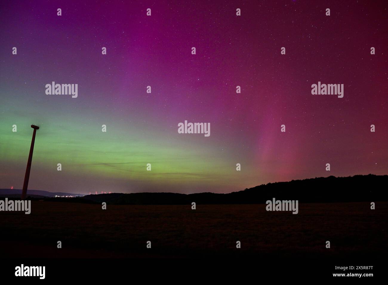11.05.2024, xjrdrx, nouvelles Vermischtes, Polarlichter erscheinen über dem Saarland in Losheim am See v.l. Losheim am See *** 11 05 2024, xjrdrx, nouvelles divers, aurores boréales apparaissent au-dessus de la Sarre à Losheim am See v l Losheim am See Banque D'Images