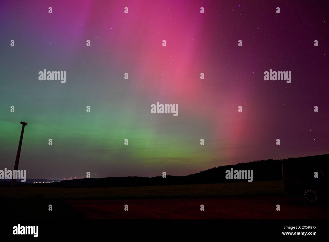 11.05.2024, xjrdrx, nouvelles Vermischtes, Polarlichter erscheinen über dem Saarland in Losheim am See v.l. Losheim am See *** 11 05 2024, xjrdrx, nouvelles divers, aurores boréales apparaissent au-dessus de la Sarre à Losheim am See v l Losheim am See Banque D'Images