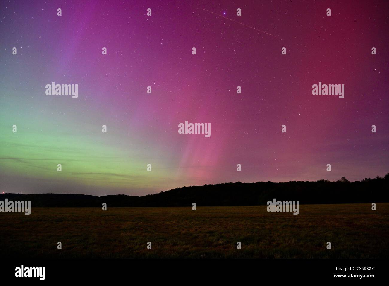 11.05.2024, xjrdrx, nouvelles Vermischtes, Polarlichter erscheinen über dem Saarland in Losheim am See v.l. Losheim am See *** 11 05 2024, xjrdrx, nouvelles divers, aurores boréales apparaissent au-dessus de la Sarre à Losheim am See v l Losheim am See Banque D'Images
