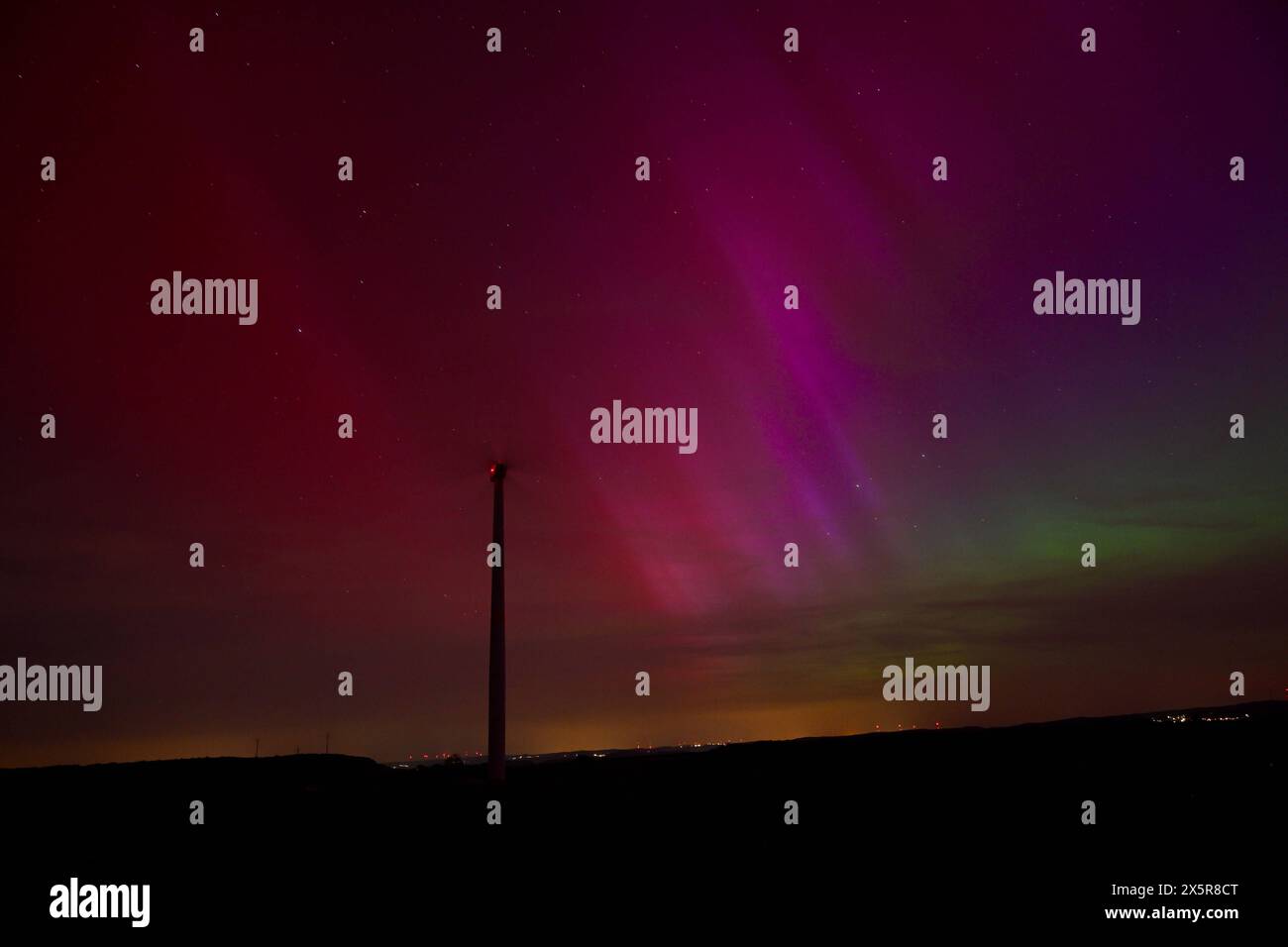 11.05.2024, xjrdrx, nouvelles Vermischtes, Polarlichter erscheinen über dem Saarland in Losheim am See v.l. Losheim am See *** 11 05 2024, xjrdrx, nouvelles divers, aurores boréales apparaissent au-dessus de la Sarre à Losheim am See v l Losheim am See Banque D'Images