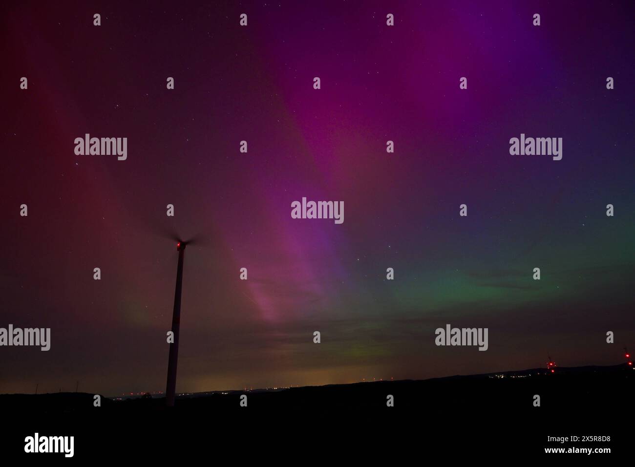 11.05.2024, xjrdrx, nouvelles Vermischtes, Polarlichter erscheinen über dem Saarland in Losheim am See v.l. Losheim am See *** 11 05 2024, xjrdrx, nouvelles divers, aurores boréales apparaissent au-dessus de la Sarre à Losheim am See v l Losheim am See Banque D'Images